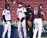 [포토] 대주자 김용의, 빠른 발로 3루까지!