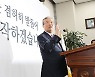 김종인 "윤석열 전두환 찬양은 아냐, 사죄했으면 돼"..脫文인사들도 "尹 평가"