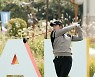'PGA 경험한' 김민규, KPGA 하나은행 인비테이셔널 8언더파 선두