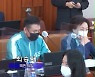 국감장 나온 '오징어 게임' 추리닝.."자영업 숨통 끊길 지경"