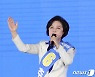 조폭과 사진? 추미애 "이미지 실추시키는 악의적 보도.. 법적 조치"