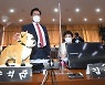 [국감 이모저모] '오징어 게임'에 '발가락질'.. 국감장 속 '웃픈' 장면