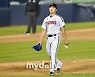 [MD포토] 고우석 '불안불안..무실점으로 막긴 막았는데'
