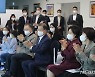 박수치는 문재인 대통령 내외