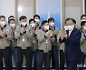 박수 보내는 문재인 대통령