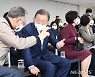 이상률 원장과 대화하는 문재인 대통령