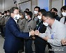 연구진과 인사하는 문재인 대통령