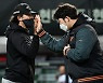 김민우,'수베로 감독에게 축하를 받으며' [사진]