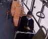 버스 탄 여성의 생리혈 본 버스기사..웃옷 벗은 뒤 한 행동 [영상]