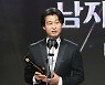 [포토] 박혁권, 당당히 남자연기자상