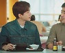'장르만 로맨스' 류승룡X무진성, 주객전도 스승제자 '케미'