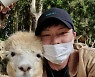 육성재, 알파카와 다정한 셀카..마스크로도 숨기지 못하는 소년美