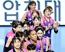 승리 자축하는 흥국생명 '핑크군단'[포토]