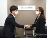 박재민 차관, 콜롬비아 국방부 국제협력차관 악수