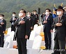 국기에 경례하는 김부겸 총리