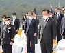 묵념하는 김부겸 총리