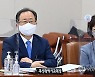 질의 듣는 김석준 부산시 교육감