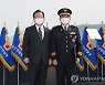 옥조근정훈장 수여 후 기념 촬영하는 김부겸 총리