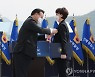 근정포장 수여하는 김부겸 총리