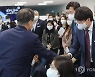 이준석 대표와 인사하는 문재인 대통령
