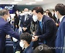송영길 대표와 인사하는 문재인 대통령