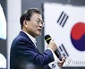 연구원 격려하는 문재인 대통령