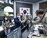 "완전한 우리 기술"..상기된 문대통령, 메시지 직접 썼다