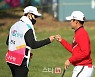 [포토] 김민규 '위기 모면, 하이파이브'