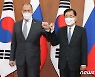러시아 방문하는 정의용..'종전선언 北견인' 러 역할 기대하나