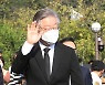 지지자 향해 손흔드는 이재명