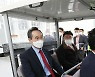 '카트 타고 스마트팜 혁신밸리 현장 시찰하는 송하진 도지사'