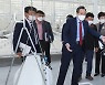 '실증온실 시찰하는 송하진 도지사'