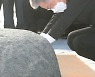 너럭바위 어루만지는 이재명
