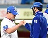 [포토] 허삼영 감독 '오승환 승리 지켜줘서 고마워'