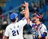 [포토] 오승환 'KT 잡고 시즌 44세이브 달성'