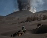 [위클리 포토브리핑] 화산재에 덮힌 스페인 라팔마섬 마을