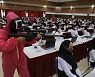 실제 오징어 게임? 인도네시아 시험장에 분홍색 옷 진행요원 등장