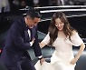 [포토]류승룡, '에스코트는 제가 할게요'
