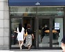 佛 명품업체 직원이 친 사고에, 속으로만 끙끙 앓는 백화점
