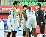 [벤치명암] 3연승에도 침울한 KCC 전창진 감독, "송교창, 상당히 안 좋다"
