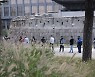 [속보]오후 9시까지 1352명 확진..전날보다 16명 적어