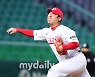 [MD포토] 신재영 '8회부터 내가 책임진다'