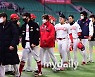 [MD포토] 하이파이브 SSG '43일 만에 단독 4위'