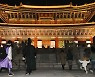 [영상구성] 불 밝힌 경복궁 찾은 시민들