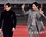 [ST포토] 정우성-조인성, '팬들 앞에서 반갑게 인사'