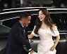 [포토S] 오나라 드레스 잡아주는 류승룡