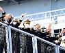 손 흔들어 인사하는 해군 사관생도들