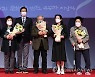 '예술가의 장한 어버이상' 수상자들과 기념촬영하는 황희 장관
