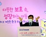 손 들어 인사하는 권덕철 장관