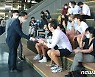 두바이 엑스포에서 마스크 나눠주는 문승욱 장관